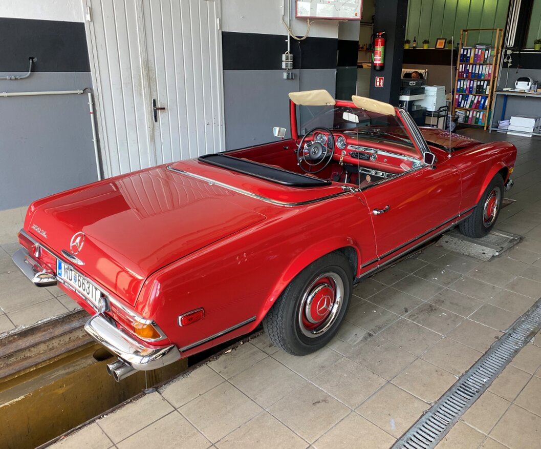 Übergabe eines Autos an der Werkstattannahme