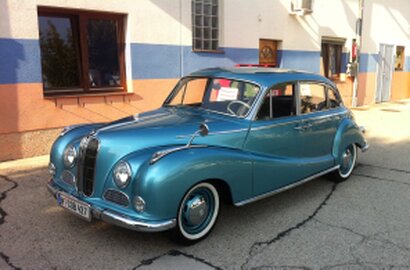 Klassischer Oldtimer in der Werkstatt von KBM Motors