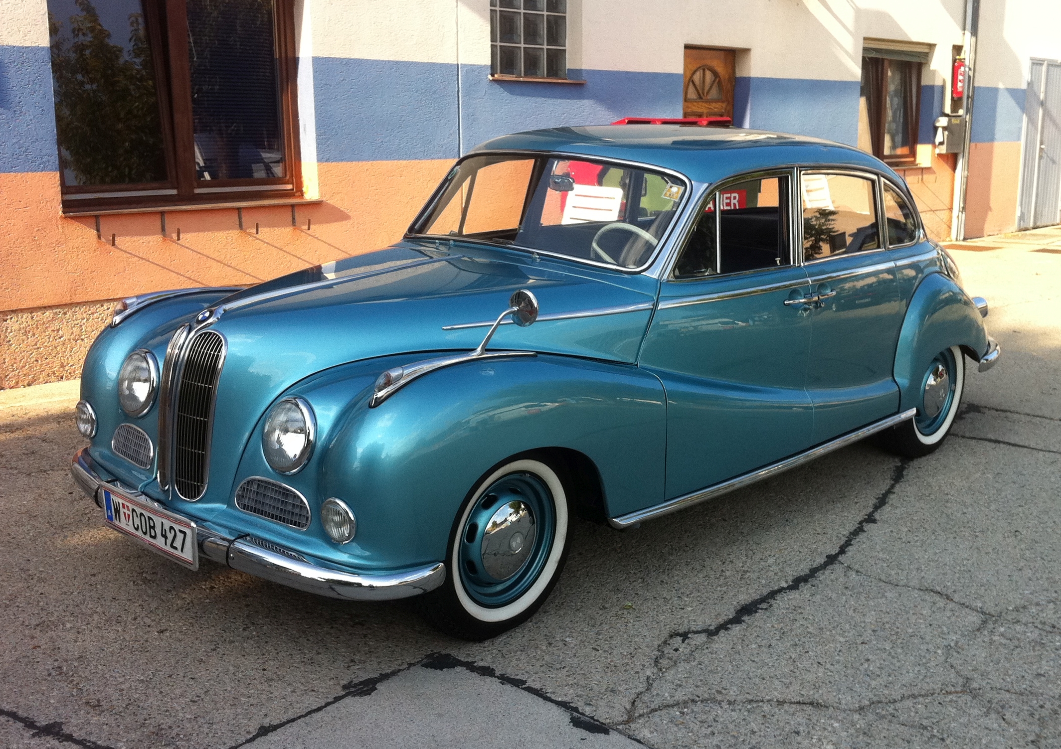 Mechaniker arbeitet an einem Oldtimer in der Werkstatt