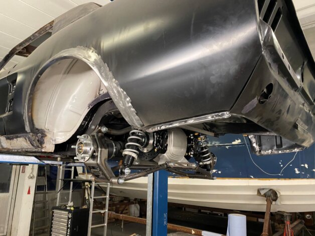 Innenansicht der Werkstatt KBM Motors mit Hebebühnen