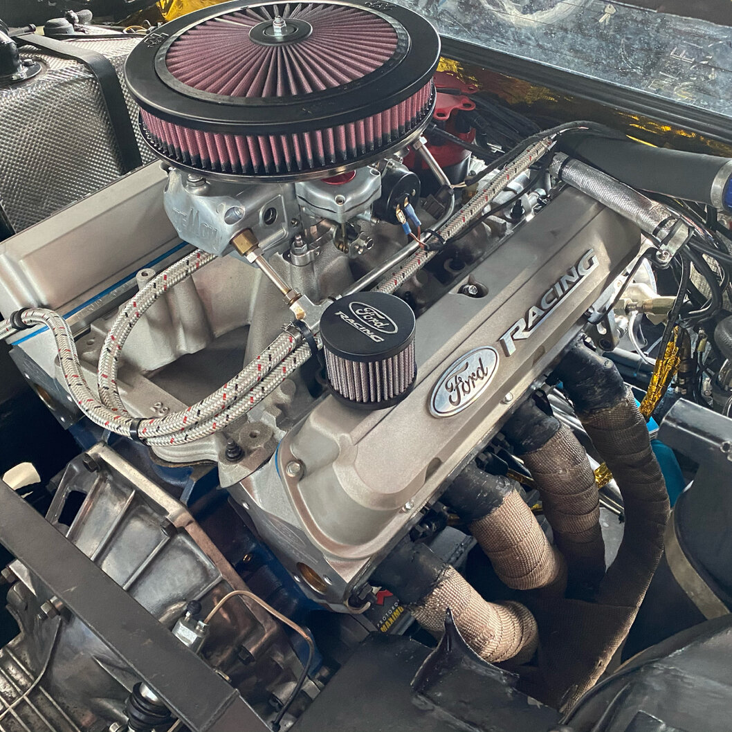 Mechaniker arbeitet an einem klassischen Motor