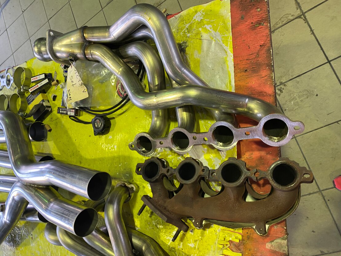 Mechaniker inspiziert die Auspuffanlage eines Pkw