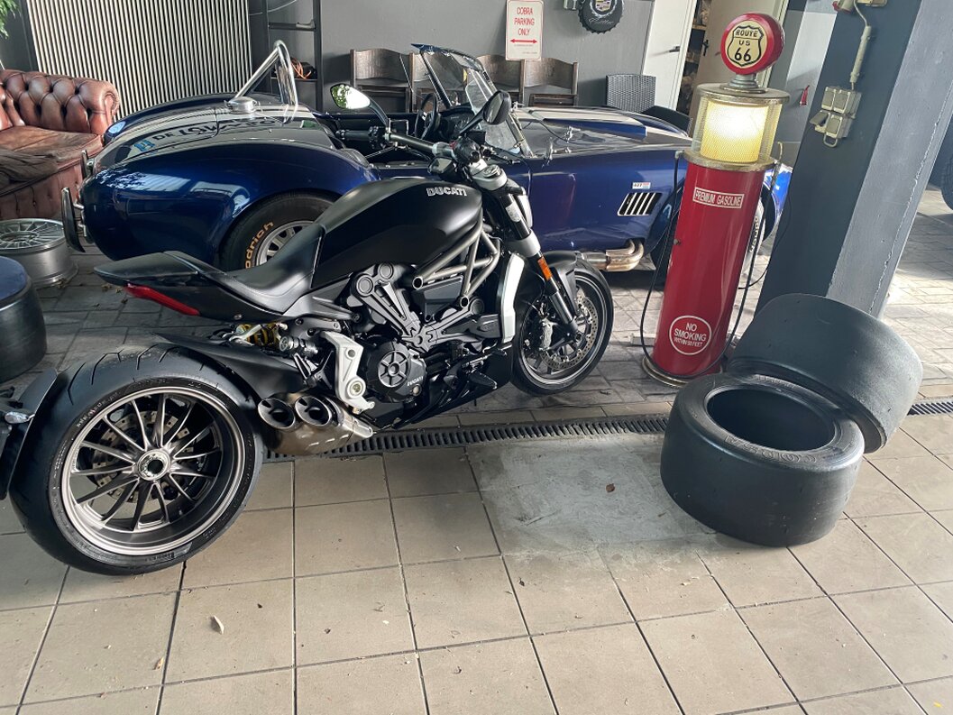 Mechaniker montiert Autoreifen
