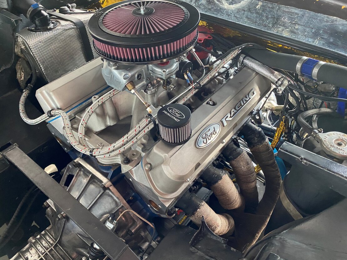 Offener Motorraum mit sichtbarem Motorblock